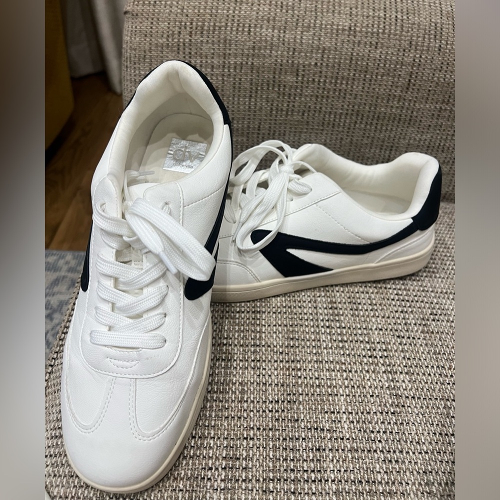 Dolce Vita Voyage sneakers. LIKE NEW